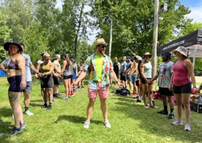 Animateur FlipToP anime un grand groupe en plein air lors d’une activité de team building thématique cirque à Québec.