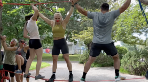 Groupe de participants vivant une activité ludique de cirque sur slackline avec FlipToP, favorisant l’esprit d’équipe et la bonne humeur.