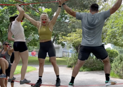 Groupe de participants vivant une activité ludique de cirque sur slackline avec FlipToP, favorisant l’esprit d’équipe et la bonne humeur.